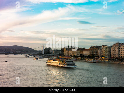 La barca turistica sul fiume Danubio, Budapest. Foto Stock