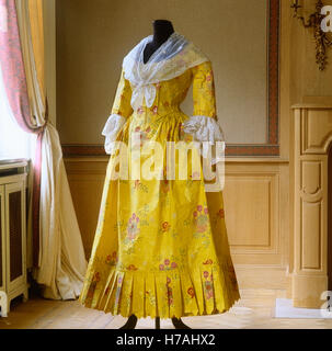 Giorno giallo abito con scialle in chiffon e pizzo manicotti, replica storico vestito di carta di Isabelle de Borchgrave Foto Stock