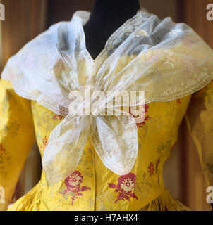 Scialle in chiffon su giallo replica storico vestito di carta di Isabelle de Borchgrave Foto Stock