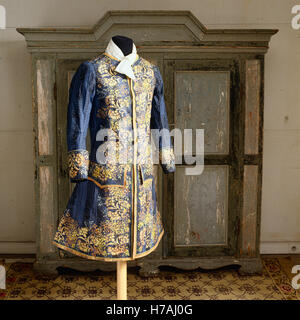 Giacca blu con giallo motivo floreale, replica storica fatta di carta di Isabelle de Borchgrave Foto Stock