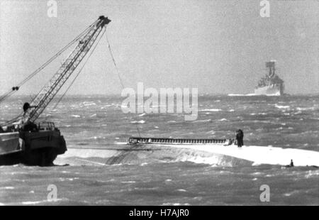 AJAXNETPHOTO. 31 Agosto, 1984. Canale, Belgio. - RADIO ACTIVE naufragio - il rovesciamento il relitto del mercantile francese Mont Louis (5.800 tonnellate) che affondò vicino alla banca AKKAERT 6 MIGLIA AL LARGO DELLA COSTA BELGA SU 26agosto dopo una collisione con il canale trasversale FERRY OLAU Britannia. FREIGHTER portante era parte di un carico di 30 contenitori di 15 tonnellate ciascuno di radio-ACTIVE uranio esafluoruro di a. Foto:JONATHAN EASTLAND/AJAX REF:21501 1 45 840831 Foto Stock