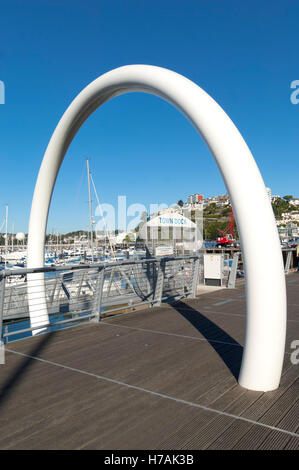 " Punto di fuga' street scultura su l'Harbourside di Torquay, Devon Regno Unito Foto Stock