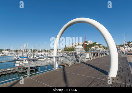 " Punto di fuga' street scultura su l'Harbourside di Torquay, Devon Regno Unito Foto Stock