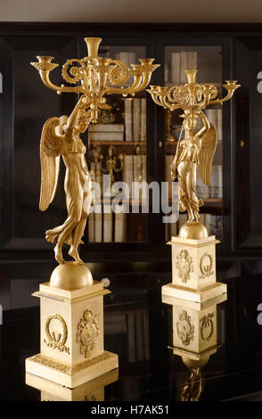 Coppia di grandi ormolu candelabri figurale del classico alato donne, francese, Charles X, Guinevere il negozio di antiquariato su Kings Road, Foto Stock