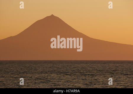 Il paesaggio delle Azzorre. Pico Mountain View da Sao Jorge island. Il Portogallo. Posizione orizzontale Foto Stock