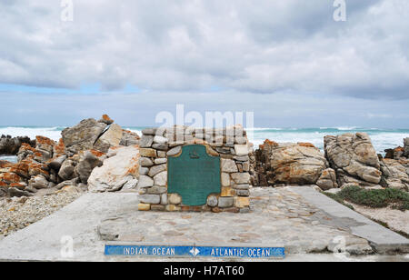 Sud Africa: il segno di Cape Agulhas, la punta più meridionale dell'Africa dove oceani Atlantico e Indiano soddisfare Foto Stock