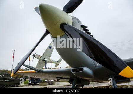 Uno Spitfire ed Hurricane sul display a Eden Camp Museum, vicino a Malton, North Yorkshire. Foto Stock