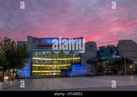 Il Birmingham Symphony Hall e il centro esposizioni ICC in Centenary Square di notte, Birmingham, Regno Unito Foto Stock