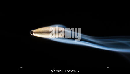 Colore rame bullet fumo di coda su sfondo nero Foto Stock