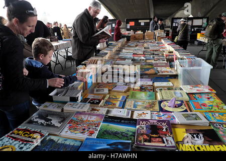 Bookstore mercato sulla South Bank di Londra Foto Stock