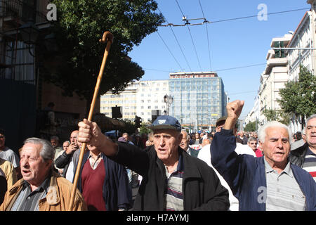 Atene, Grecia. 3 Novembre, 2016. Le persone anziane cantano slogan durante l'anti-austerità per protestare contro i tagli a pensione nel centro di Atene. Credito: Aristidis Vafeiadakis/ZUMA filo/Alamy Live News Foto Stock