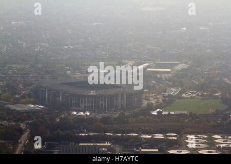 Londra, Regno Unito. 3 novembre 2016. Una bella veduta aerea di Twickenham Stadium bagnata dal sole autunnale Credito: amer ghazzal/Alamy Live News Foto Stock