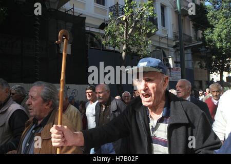 Atene, Grecia. 3 Novembre, 2016. Le persone anziane cantano slogan durante l'anti-austerità per protestare contro i tagli a pensione nel centro di Atene. Credito: Aristidis Vafeiadakis/ZUMA filo/Alamy Live News Foto Stock