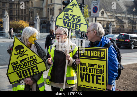 Londra, Regno Unito. 3 Novembre, 2016. I cittadini britannici che resta il rammarico di non aver votato nel referendum dell'UE - che hanno portato a un voto di lasciare l'Unione europea - esortare tutti gli americani a votare nelle elezioni US. Credito: Mark Kerrison/Alamy Live News Foto Stock