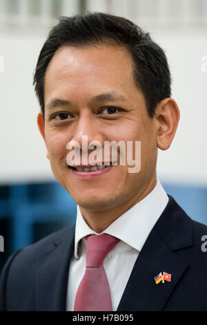 Hanoi, Vietnam. 31 ott 2016. CEO di Siemens Vietnam Limited, Thai-Lai Pham, guarda nella telecamera ad Hanoi, Vietnam, 31 ottobre 2016. Foto: GREGOR FISCHER/dpa/Alamy Live News Foto Stock