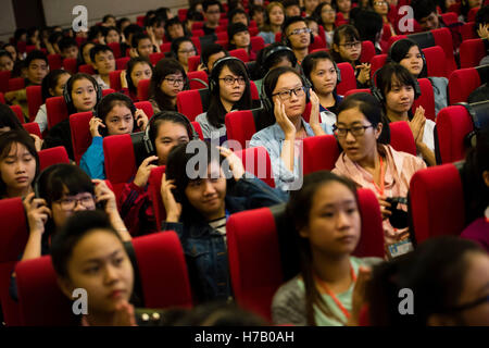 Hanoi, Vietnam. 31 ott 2016. Gli studenti devono sostenere in un auditorium presso l'apertura del programma di studio "Tedesco e Diritto Europeo" presso il collegio di legge ad Hanoi, Vietnam, 31 ottobre 2016. Foto: GREGOR FISCHER/dpa/Alamy Live News Foto Stock