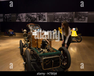 Londra, UK, 3 novembre 2016,una signora si ammira un 1903 De Dion Bouton-5hp sul display durante la giornata della stampa prima di Londra a Brighton eseguire vendita,veterano di automobili e correlati a automobila Bonhams, Londo Credito: Keith Larby/Alamy Live News Foto Stock