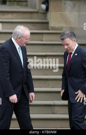 Belfast, Irlanda del Nord. 3 Novembre, 2016. Belfast, Irlanda del Nord. 3 Novembre, 2016. Il presidente colombiano Juan Manuel Santos (C) è accolto da Irlanda del Nord Primo Ministro Arlene Foster (invisibile) e il Vice Primo Ministro Martin McGuinness a Stormont Castle, Belfast, 03 novembre 2016. Santos è attualmente impegnato in una visita di Stato nel Regno Unito. Credito: Irish occhio/Alamy Live News Foto Stock