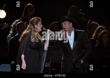 Nashville, Tennessee, Stati Uniti d'America. 2° Nov, 2016. Trisha Yearwood e Garth Brooks effettuando al cinquantesimo CMA annuale premi che ha avuto luogo alla Bridgestone Arena di Nashville, Tennessee. © Jason Walle/ZUMA filo/Alamy Live News Foto Stock