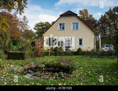 Egloffstein, Germania. 03 Nov, 2016. Una vista di una parte del giardino e il workshop del clown Oleg Popov in Egloffstein, Germania, 03 novembre 2016. Il leggendario clown russo Oleg Popov morì di insufficienza cardiaca mercoledì sera mentre sono in giro nel sud della città russa di Rostov-on-Don. Dal 1991 Popow visse con la sua donna tedesca in Egloffstein. Foto: NICOLAS ARMER/dpa/Alamy Live News Foto Stock