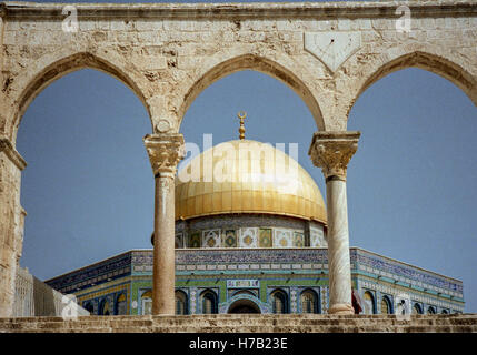 Gerusalemme, Israele. Il 6 aprile, 1988. Il famoso VII secolo golden Cupola della roccia (in arabo: Qubbat al-á¹¢akhrah), visto attraverso le arcate del porticato meridionale. Un musulmano santuario sul Monte del Tempio nella Città Vecchia di Gerusalemme è stata costruita sopra la roccia da cui Muá'¥ammad è detto di avere asceso al cielo. Un capolavoro di architettura islamica è uno dei preferiti di attrazione turistica e un Sito Patrimonio Mondiale dell'UNESCO. © Arnold Drapkin/ZUMA filo/Alamy Live News Foto Stock