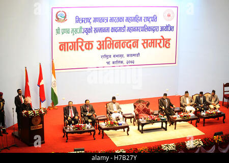 (161103) -- Kathmandu, nov. 3, 2016 (Xinhua) -- Presidente indiano Pranab Mukherjee (L) risolve una civic reception organizzato per felicitate la visita del presidente da Kathmandu città metropolitana (KMC) a Kathmandu, capitale del Nepal, nov. 3, 2016. Presidente indiano Pranab Mukherjee è arrivato a Kathmandu il mercoledì per una tre giorni di visita di stato in Nepal su invito del suo omologo nepalese Bidhya Devi Bhandari. (Xinhua/Sunil Sharma) (SXK) Foto Stock