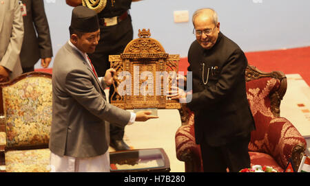 (161103) -- Kathmandu, nov. 3, 2016 (Xinhua) -- Presidente indiano Pranab Mukherjee (R) riceve un nepalese finestra tradizionale come un dono nepalese da Rudra Singh Tamang, CEO di Kathmandu città metropolitana (KMC) durante un ricevimento civico organizzato per felicitate la visita del presidente da Kathmandu Città Metropolitana a Kathmandu, capitale del Nepal, nov. 3, 2016. Presidente indiano Pranab Mukherjee è arrivato a Kathmandu il mercoledì per una tre giorni di visita di stato in Nepal su invito del suo omologo nepalese Bidhya Devi Bhandari. (Xinhua/Sunil Sharma)(sxk) Foto Stock