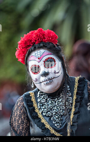 Una giovane donna vestita come la Calavera Catrina durante la giornata conclusiva della giornata del festival morto il 2 novembre 2016 in San Miguel De Allende, Guanajuato, Messico. La settimana di festa è un momento in cui i messicani benvenuti i morti alla messa a terra per una visita e celebrare la vita. Foto Stock