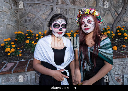 Giovani donne abbigliate come la Calavera Catrina durante la giornata conclusiva della giornata del festival morto il 2 novembre 2016 in San Miguel De Allende, Guanajuato, Messico. La settimana di festa è un momento in cui i messicani benvenuti i morti alla messa a terra per una visita e celebrare la vita. Foto Stock