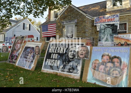 Bellmore, Stati Uniti. 02Nov, 2016. Bellmore, New York, Stati Uniti d'America. Il 2 novembre 2016. Segni politici contro il candidato presidenziale democratico Hillary Clinton sono in cortile anteriore Halloween visualizza di Eileen Fuscaldo, un Donald Trump sostenitore. Un 'paniere di Deplorables' photo è dotato di testine di Clinton, Pres. Obama e altri che supportano la sua. "Hillary per il carcere è un altro segno. Credito: Ann e Parry/Alamy Live News Foto Stock