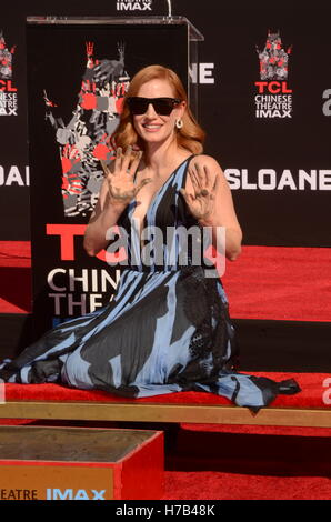 Hollywood, CA. 3 Novembre, 2016. Jessica Chastain mano footprint e cerimonia di TCL Chinese Theatre in Hollywood, la California il 3 novembre 2016. Credito: David Edwards/media/punzone Alamy Live News Foto Stock