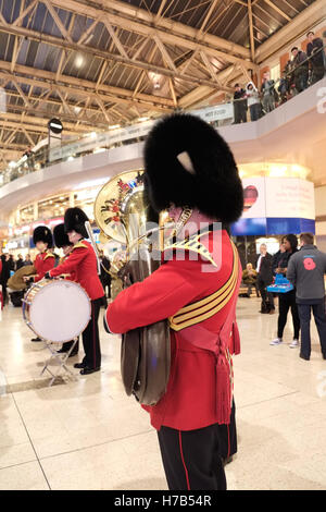 Londra, Regno Unito. Il 3 novembre 2016. Banda Militare presso la stazione ferroviaria di Waterloo per la Royal British Legion la Londra di giorno di papavero street eventi di raccolta. Credito: claire doherty/Alamy Live News Foto Stock