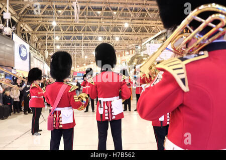 Londra, Regno Unito. Il 3 novembre 2016. Banda Militare presso la stazione ferroviaria di Waterloo per la Royal British Legion la Londra di giorno di papavero street eventi di raccolta. Credito: claire doherty/Alamy Live News Foto Stock