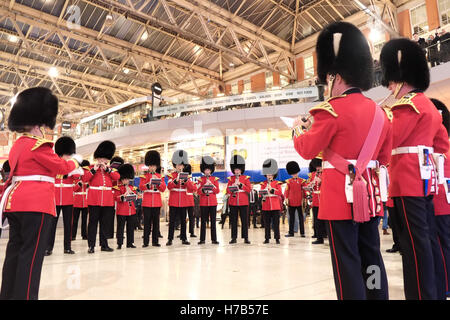 Londra, Regno Unito. Il 3 novembre 2016. Banda Militare presso la stazione ferroviaria di Waterloo per la Royal British Legion la Londra di giorno di papavero street eventi di raccolta. Credito: claire doherty/Alamy Live News Foto Stock