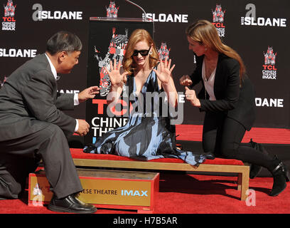 Hollywood, California, USA. 3 Novembre, 2016. Jessica Chastain pone per le foto in Jessica Chastain mano e ingombro cerimonia presso il Teatro Cinese. Credito: Lisa O'Connor/ZUMA filo/Alamy Live News Foto Stock