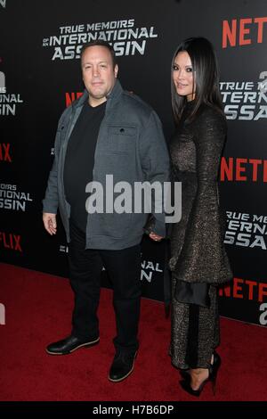 New York, NY, STATI UNITI D'AMERICA. 3 Novembre, 2016. Kevin James e Steffiana de la Cruz a la Premiere mondiale di Netflix Film originale "vero Memorie di un Assassino internazionale" il 3 novembre 2016 in New York City. Credito: Diego Corredor/media/punzone Alamy Live News Foto Stock