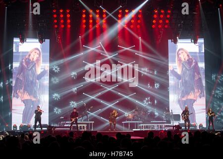 Madison, Wisconsin, Stati Uniti d'America. Il 27 settembre, 2015. Paese star Shania Twain esegue durante il suo addio 'Rock questo paese!" tour presso il Kohl Center a Madison, Wisconsin © Daniel DeSlover/ZUMA filo/Alamy Live News Foto Stock