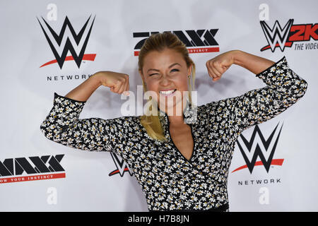 Monaco di Baviera, Germania. 3 Novembre, 2016. Sophia Thiel arrivando per l'evento di wrestling all'Olympiahalle a Monaco di Baviera, Germania, il 3 novembre 2016. Ex giocatore di calcio Tim Wiese celebra il suo debutto di wrestling durante e in caso di World Wrestling Entertainment (WWE) di Monaco di Baviera. Foto: SVEN HOPPE/dpa/Alamy Live News Foto Stock