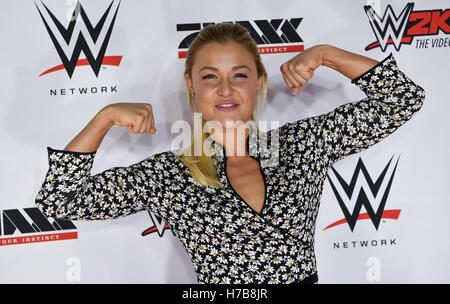 Monaco di Baviera, Germania. 3 Novembre, 2016. Sophia Thiel arrivando per l'evento di wrestling all'Olympiahalle a Monaco di Baviera, Germania, il 3 novembre 2016. Ex giocatore di calcio Tim Wiese celebra il suo debutto di wrestling durante e in caso di World Wrestling Entertainment (WWE) di Monaco di Baviera. Foto: SVEN HOPPE/dpa/Alamy Live News Foto Stock