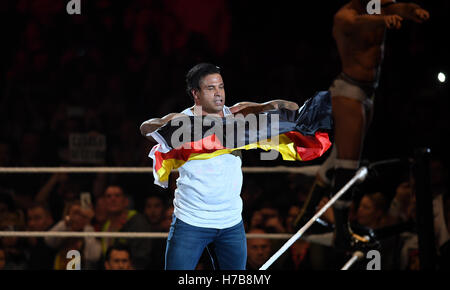 Monaco di Baviera, Germania. 3 Novembre, 2016. Ex giocatore di calcio Tim Wiese aka. "Macchina" in azione in caso di wrestling all'Olympiahalle a Monaco di Baviera, Germania, il 3 novembre 2016. Ex giocatore di calcio Tim Wiese celebra il suo debutto di wrestling durante e in caso di World Wrestling Entertainment (WWE) di Monaco di Baviera. Foto: SVEN HOPPE/dpa/Alamy Live News Foto Stock