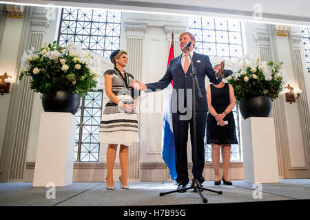 Brisbane, Australia. 4 Novembre, 2016. Willem-Alexander re e regina Maxima dei Paesi Bassi partecipare alla riunione della comunità olandese a Brisbane City Hall, Australia, 4 novembre 2016. La Dutch King e Queen sono in Australia per un 5 Giorno in visita di stato. Foto: Patrick van Katwijk - nessun filo SERVICE - Credit: dpa picture alliance/Alamy Live News Foto Stock