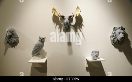 Chicago, Chicago, Stati Uniti d'America. 3 Novembre, 2016. Foto scattata il 9 novembre 3, 2016 mostra opere visualizzate in una sala per esposizioni a Navy Pier, Chicago, negli Stati Uniti. Il ventitreesimo scultura funzionale di oggetti di arte e design (divano) Fair ha dato dei calci a fuori a Chicago il 9 novembre 3, 2016. Dotate di tridimensionale di opere d'arte che attraversano i confini di arte, arte decorativa e design, divano ha più di 70 espositori provenienti da tutto il mondo per presentare i loro capolavori di quest'anno. Credito: Wang Ping/Xinhua/Alamy Live News Foto Stock