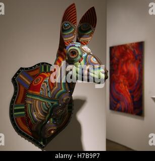 Chicago, Chicago, Stati Uniti d'America. 3 Novembre, 2016. Foto scattata il 9 novembre 3, 2016 mostra opere visualizzate in una sala per esposizioni a Navy Pier, Chicago, negli Stati Uniti. Il ventitreesimo scultura funzionale di oggetti di arte e design (divano) Fair ha dato dei calci a fuori a Chicago il 9 novembre 3, 2016. Dotate di tridimensionale di opere d'arte che attraversano i confini di arte, arte decorativa e design, divano ha più di 70 espositori provenienti da tutto il mondo per presentare i loro capolavori di quest'anno. Credito: Wang Ping/Xinhua/Alamy Live News Foto Stock