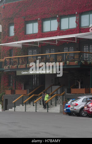 Il torneo di Wimbledon di Londra, Regno Unito. Il 4 novembre 2016. Superriduttore giapponesi in autunno colori a copertura campo centrale di Wimbledon Credito: amer ghazzal/Alamy Live News Foto Stock