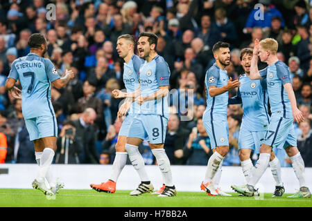 Ilkay Gundogan uomo (C), 1 novembre 2016 - Calcio : Ilkay Gundogan del Manchester City festeggia con i compagni di squadra come egli segna un punto per renderlo 1-1 durante la UEFA Champions League match tra Manchester City e Barcellona a Etihad Stadium di Manchester, Inghilterra. (Foto di AFLO) Foto Stock