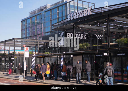 Aperto di recente ma incompiuta Boxpark pop-up mall strada vendita di cibo e bevande a Croydon Greater London Regno Unito Foto Stock
