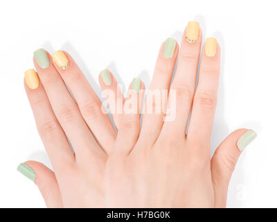 Due mani di donna con arte shellac manicure e strass. Isolato su bianco, percorso di clipping incluso Foto Stock