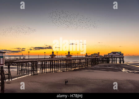 Blackpool Sunset beach pier storni sciamare. Lancashire North West England. Foto Stock