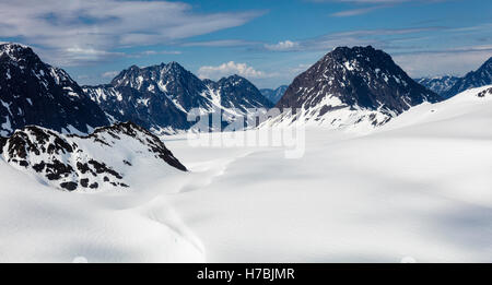 Vista aerea di neve e la Icefield Eagle alimentazione ghiacciaio Chugach State Park in Alaska centromeridionale. Foto Stock