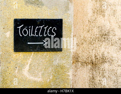 Blackboard tipo firma manoscritta indicando toilettes in francese Foto Stock